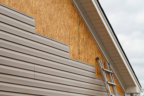 Professional Siding Repair technician working in Kenilworth, PA